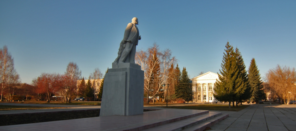 В городе сухо. Площадь города сухой Лог Свердловская область. Памятник Ленину сухой Лог. Площадь героев сухой Лог. Памятники в Сухом Логу.